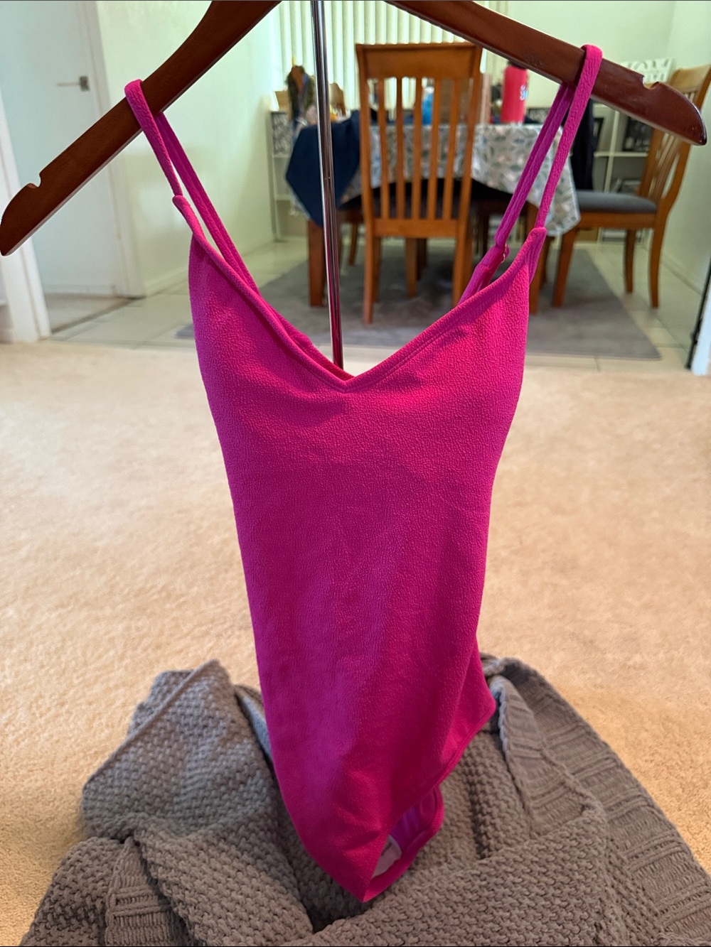 NWT Wm’s Sm. 4-6 Shade & Shore Fuchsia Crisscross Straps One-Piece Swimsuit